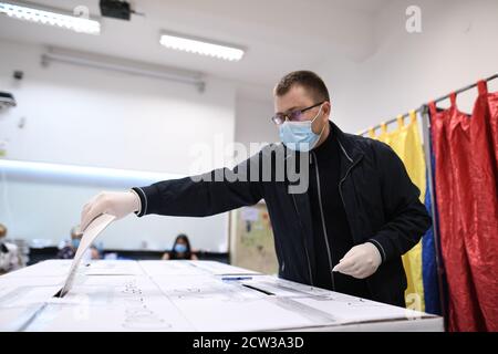 Bukarest, Rumänien - 27. September 2020: Kommunalwahlen in Rumänien: Menschen mit Schutzmasken wählen für die Kommunalwahlen. Stockfoto