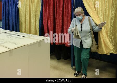 Bukarest, Rumänien - 27. September 2020: Kommunalwahlen in Rumänien: Menschen mit Schutzmasken wählen für die Kommunalwahlen. Stockfoto