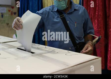 Bukarest, Rumänien - 27. September 2020: Kommunalwahlen in Rumänien: Menschen mit Schutzmasken wählen für die Kommunalwahlen. Stockfoto
