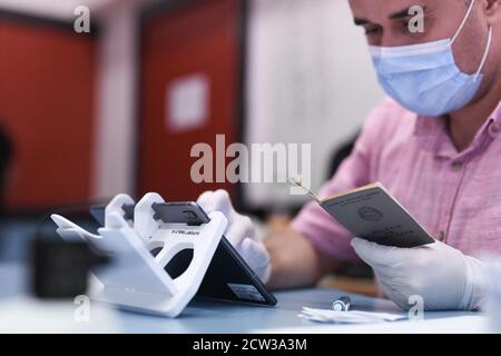 Bukarest, Rumänien - 27. September 2020: Kommunalwahlen in Rumänien: Menschen mit Schutzmasken wählen für die Kommunalwahlen. Stockfoto