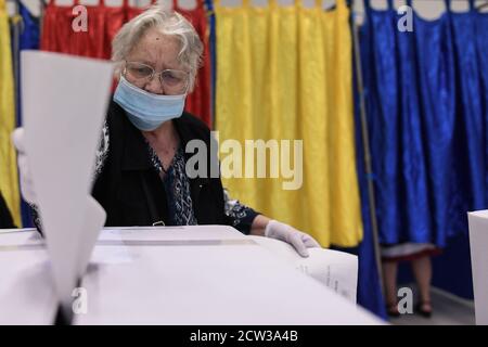 Bukarest, Rumänien - 27. September 2020: Kommunalwahlen in Rumänien: Menschen mit Schutzmasken wählen für die Kommunalwahlen. Stockfoto