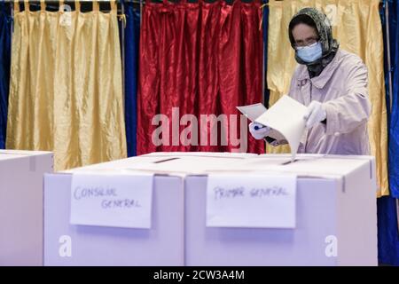 Bukarest, Rumänien - 27. September 2020: Kommunalwahlen in Rumänien: Menschen mit Schutzmasken wählen für die Kommunalwahlen. Stockfoto