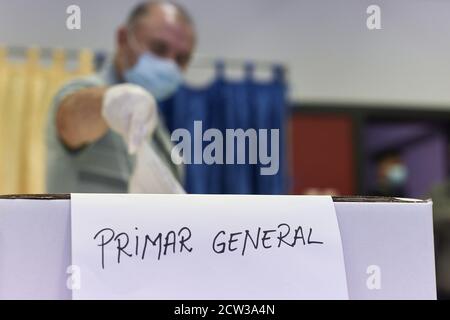 Bukarest, Rumänien - 27. September 2020: Kommunalwahlen in Rumänien: Menschen mit Schutzmasken wählen für die Kommunalwahlen. Stockfoto