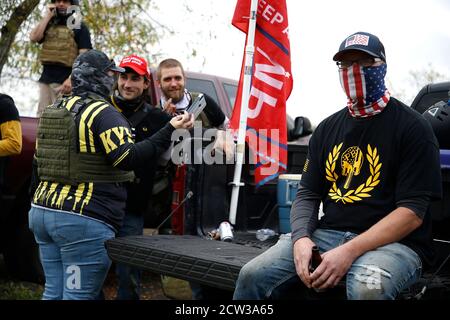 Portland, USA. September 2020. Linke und rechte Demonstranten treffen am 26. September 2020 in Portland, Oregon, im Delta Park aufeinander. Westliche Chauvinisten, die politische Gewalt betreiben, die Proud Boys, sind dafür bekannt, Fehlinformationen zu verbreiten und mit der antifaschistischen Gruppe Eugene Antifa streitsüchtige und gewalttätige Auseinandersetzungen zu führen. Diese alternative Lage zur Innenstadt von Portland liegt im Reier Bereich, einst der Ort von Vanport City, der durch Überschwemmungen im Jahr 1948 ausgelöscht wurde. (Foto: John Lamparski/SIPA USA) Quelle: SIPA USA/Alamy Live News Stockfoto