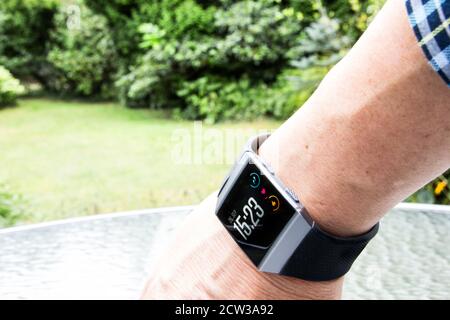 Nahaufnahme von Händen und Handgelenk mit Smart Watch Screen. Stockfoto