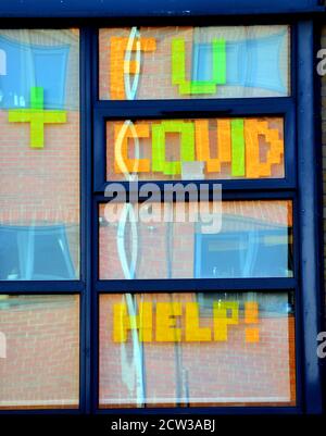 Ein Hinweis im Fenster der Studentenunterkunft, Cavendish Street, Manchester, großbritannien, in der Nähe von Cambridge Hall, Manchester. Am 25. September berichteten die Medien, dass die Manchester Metropolitan University, der Stadtrat von Manchester und Public Health England Studenten der Birley Hall und der Cambridge Hall der Manchester Metropolitan University angewiesen hatten, sich 14 Tage lang zu isolieren. Dies folgte einem Anstieg von Covid 19 Fälle dort. Stockfoto