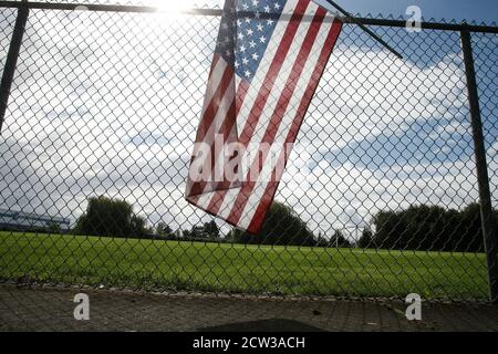 Portland, USA. September 2020. Linke und rechte Demonstranten treffen am 26. September 2020 in Portland, Oregon, im Delta Park aufeinander. Westliche Chauvinisten, die politische Gewalt betreiben, die Proud Boys, sind dafür bekannt, Fehlinformationen zu verbreiten und mit der antifaschistischen Gruppe Eugene Antifa streitsüchtige und gewalttätige Auseinandersetzungen zu führen. Diese alternative Lage zur Innenstadt von Portland liegt im Reier Bereich, einst der Ort von Vanport City, der durch Überschwemmungen im Jahr 1948 ausgelöscht wurde. (Foto: John Lamparski/SIPA USA) Quelle: SIPA USA/Alamy Live News Stockfoto