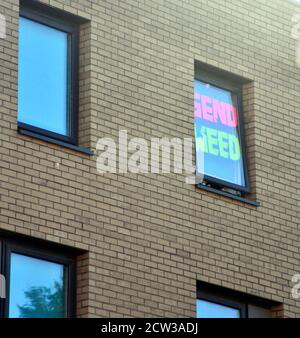 Ein Hinweis im Fenster der Birley Hall der Manchester Metropolitan University, Manchester, großbritannien. Am 25. September berichteten die Medien, dass die Manchester Metropolitan University, der Stadtrat von Manchester und Public Health England Studenten der Birley Hall und der Cambridge Hall der Manchester Metropolitan University angewiesen hatten, sich 14 Tage lang zu isolieren. Dies folgte einem Anstieg von Covid 19 Fälle dort. Stockfoto