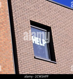 Ein Hinweis im Fenster der Birley Hall der Manchester Metropolitan University, Manchester, großbritannien. Am 25. September berichteten die Medien, dass die Manchester Metropolitan University, der Stadtrat von Manchester und Public Health England Studenten der Birley Hall und der Cambridge Hall der Manchester Metropolitan University angewiesen hatten, sich 14 Tage lang zu isolieren. Dies folgte einem Anstieg von Covid 19 Fälle dort. Stockfoto