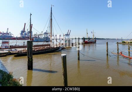 Altes historisches Feuerwehrschiff ELBE 3 und ein Holzsegelschiff am Museumshafen von Oevelgienne an der Elbe in Hamburg Stockfoto