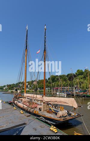 Altes historisches Holzsegelschiff am Museumshafen von Oevelgienne an der Elbe in Hamburg, Deutschland Stockfoto