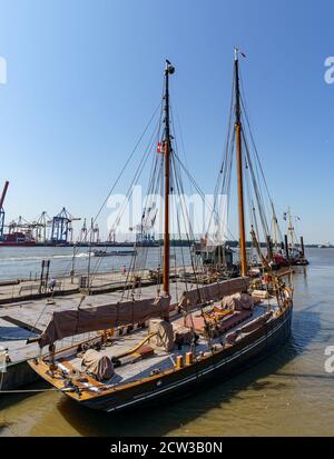 Altes historisches Holzsegelschiff am Museumshafen von Oevelgienne an der Elbe in Hamburg, Deutschland Stockfoto