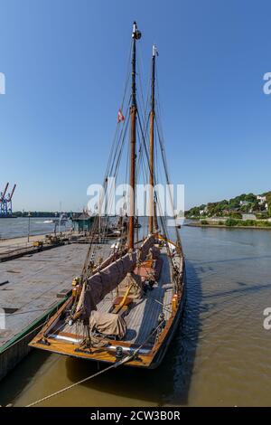 Altes historisches Holzsegelschiff am Museumshafen von Oevelgienne an der Elbe in Hamburg, Deutschland Stockfoto