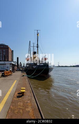 Altes historisches Dampfeisbrecher-Schiff Stettin am Museumshafen von Oevelgienne an der Elbe in Hamburg, Deutschland Stockfoto