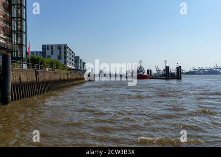 Blick vom Museumshafen Oevelgienne in Hamburg entlang der Elbe, Deutschland Stockfoto