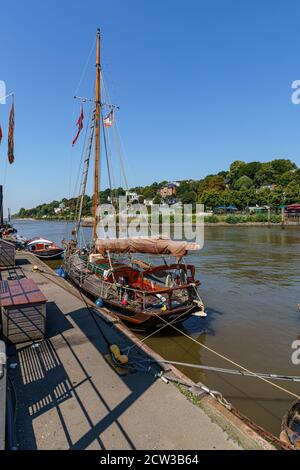 Altes historisches Holzsegelschiff am Museumshafen von Oevelgienne an der Elbe in Hamburg, Deutschland Stockfoto