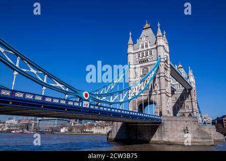 London, UK, 19. März 2011 : Tower Bridge an der Themse, die oft für London Bridge verwechselt wird und ein beliebtes Reiseziel für Touristen ist Stockfoto