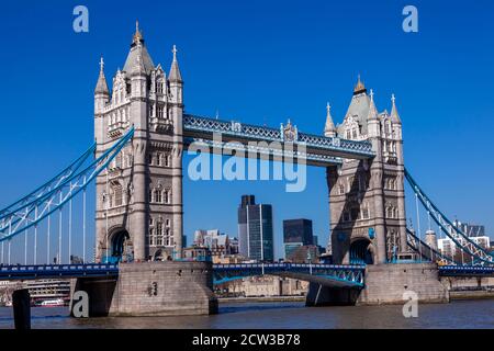 London, UK, 19. März 2011 : Tower Bridge an der Themse, die oft für London Bridge verwechselt wird und ein beliebtes Reiseziel für Touristen ist Stockfoto