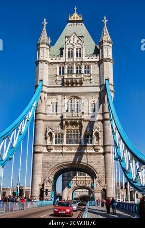 London, UK, 19. März 2011 : Tower Bridge an der Themse, die oft für London Bridge verwechselt wird und ein beliebtes Reiseziel für Touristen ist Stockfoto