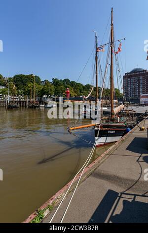 Altes historisches Holzsegelschiff am Museumshafen von Oevelgienne an der Elbe in Hamburg, Deutschland Stockfoto