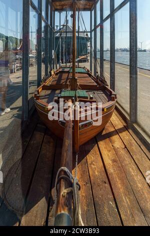 Altes historisches Holzschiff am Museumshafen von Oevelgienne an der Elbe in Hamburg, Deutschland Stockfoto