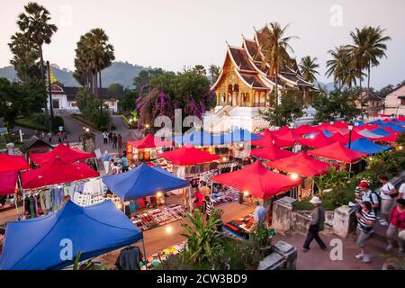 Luang Prabang, Laos - 3. NOVEMBER 2011: Farbenfroher Nachtmarkt in der Nähe des Königlichen Palastmuseums. Luang Prabang. Stockfoto