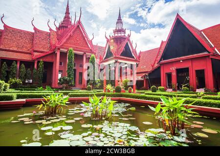 Malerisches Äußeres der traditionellen Khmer-Architektur des Nationalmuseums von Kambodscha, Touristenattraktionen in Phnom Penh. Stockfoto