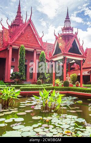 Malerisches Äußeres der traditionellen Khmer-Architektur des Nationalmuseums von Kambodscha, Touristenattraktionen in Phnom Penh. Stockfoto