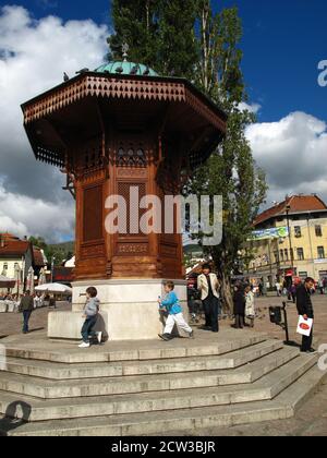 Der Alte Basar von Sarajevo Baščaršija ist das historische und kulturelle Zentrum der Stadt und wurde im 15. Jahrhundert erbaut. Der Name ist türkisch und bedeutet "Hauptmarkt". Stockfoto