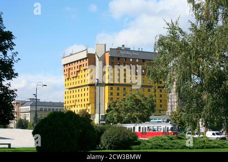 Presseschutzhaus in der Kriegszeit, Sarajevo Holiday Inn an der Sniper Alley, nach dem Krieg neu gestrichen Stockfoto