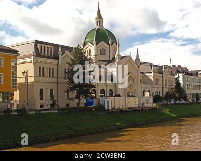 Blick über die Akademie der Schönen Künste in Sarajevo am Ufer des Flusses Miljacka. Stockfoto