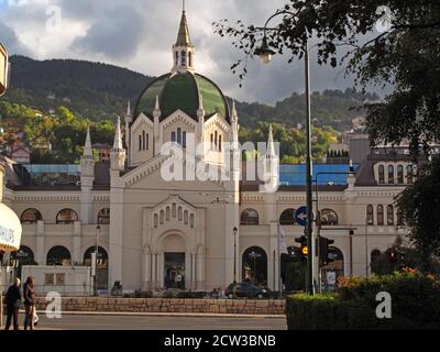 Blick über die Akademie der Schönen Künste in Sarajevo am Ufer des Flusses Miljacka. Stockfoto