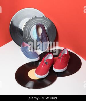 Bunte Kinder Sport Schuhe isoliert roten Hintergrund Stockfoto