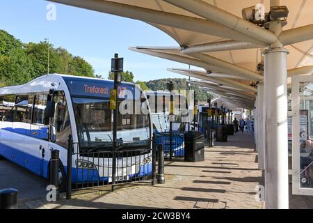 Pontypridd, Wales - September 2020: Busse parken im Busbahnhof im Zentrum von Pontypridd. Stockfoto