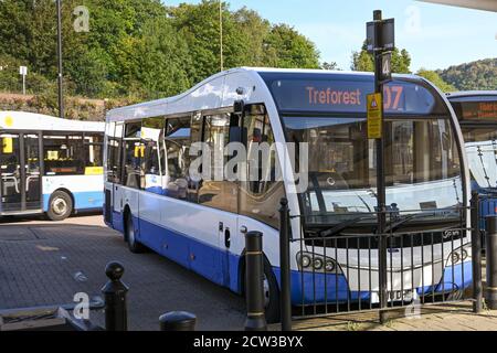 Pontypridd, Wales - September 2020: Busse parken im Busbahnhof im Zentrum von Pontypridd. Stockfoto