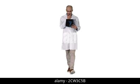 Arzt untersucht eine Lungenradiographie beim Gehen auf weißem Hintergrund. Stockfoto