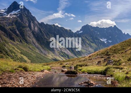 ROMEDALEN, NORWEGEN - 2014. JULI 21. Verträumtes Bergtal mit grünen Wäldern, Felsen und Fluss. Stockfoto