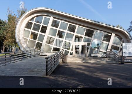 Russland, Moskau, 25. September 2020: Das Gebäude befindet sich im Park VDNKH Stockfoto