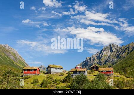 ROMEDALEN, NORWEGEN - 2014. JULI 21. Norwegische Hütte in den Bergen. Stockfoto