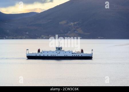 ROVDEFJORDEN, NORWEGEN - 2016. DEZEMBER 05. Autofähre überqueren den schönen Fjord von Norwegen. Stockfoto