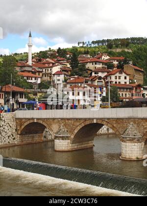 Lateinische Brücke über den Fluss Miljacka in Sarajevo. Ort der Ermordung von Erzherzog Franz Ferdinand von Österreich durch Gavrilo Princip im Jahre 1914 Stockfoto