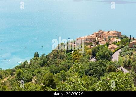 Lac de Sainte-Croix und ein Blick über das Dorf Sainte-Croix-du-Verdon in der Provence, Frankreich. Stockfoto
