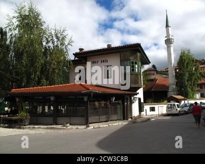 Das Haus „Inat Kuca“, das 1997 in ein traditionelles bosnisches Restaurant umgewandelt wurde, soll allen Regierungen trotzen und symbolisiert den bosnischen Geist. Stockfoto