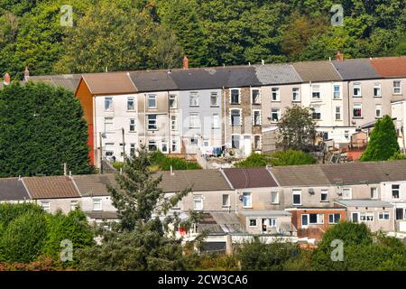 Ferndale, Rhondda Valley, Wales - September 2020: Rücken von traditionellen Reihenhäusern auf der Seite des Rhondda-Tals in Wales. Stockfoto