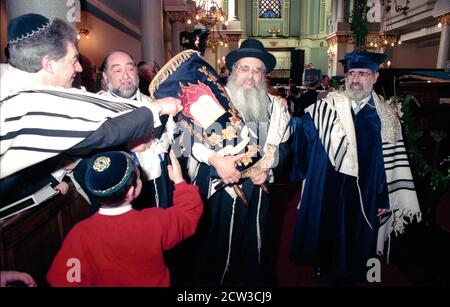 Judaismus New Torah Feier in einer Synagoge in Birmingham besucht von Der Oberrabbiner des Vereinigten Königreichs und des Commonwealth (rechts) Lord Jonathan Sacks Stockfoto