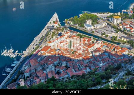 Alte historische Stadt von Kotor, Montenegro. Luftaufnahme von Straßen und Dächern. Stockfoto