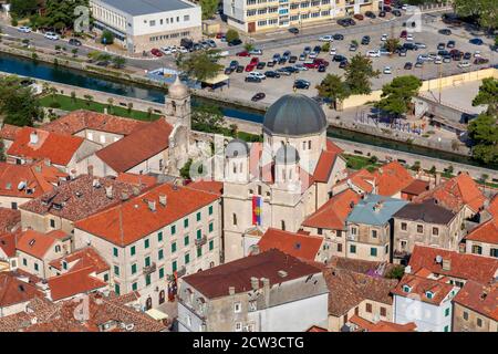 Alte historische Stadt von Kotor, Montenegro. Luftaufnahme von Straßen und Dächern. Stockfoto