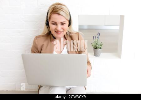 Porträt von glücklichen qualifizierten mittleren Alters Frau Lebenscoach, Unternehmensberater, Psychologe oder medizinische Berater lächeln freudig an der Kamera, an der Arbeit Stockfoto