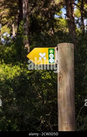 Gesunde Route Wegweiser auf dem GR92 Küstenweg, der durch Pinienwald bei Lloret de Mar an der Costa Brava, Spanien verläuft Stockfoto