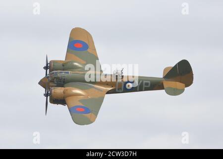 Ein leichter Bomber von Bristol Blenheim wird auf der Abingdon Air & Country Show, Oxfordshire, Großbritannien, durch seine Routinevorstellung geführt Stockfoto